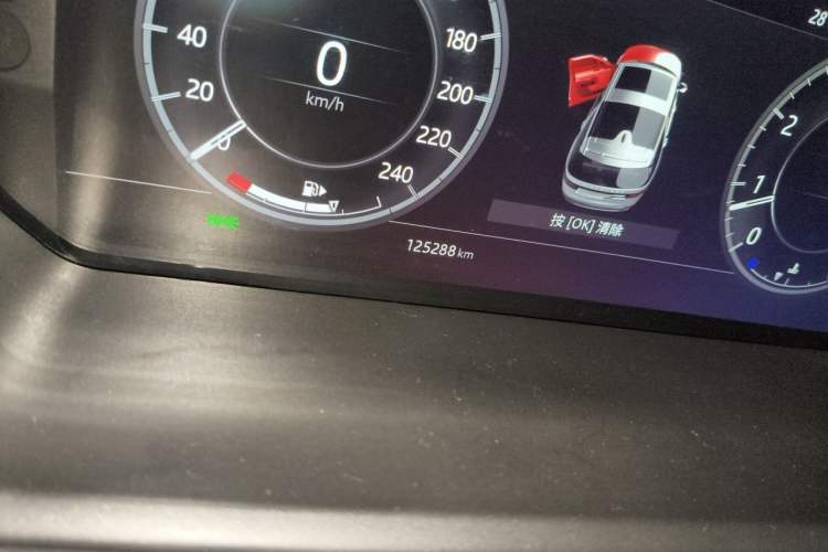Used Land Rover Discovery 2018 3.0 SC V6 HSE Odometer Close Up