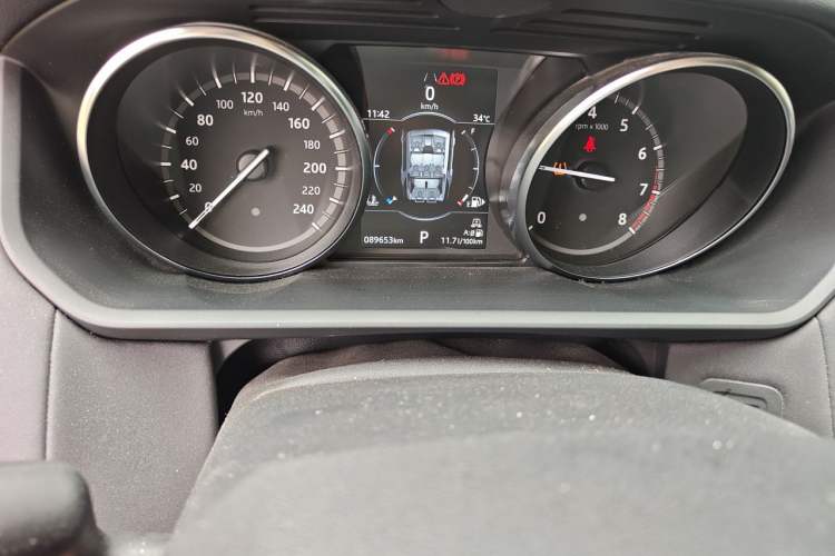 Used Land Rover Discovery 2018 2.0T SE Odometer Close Up
