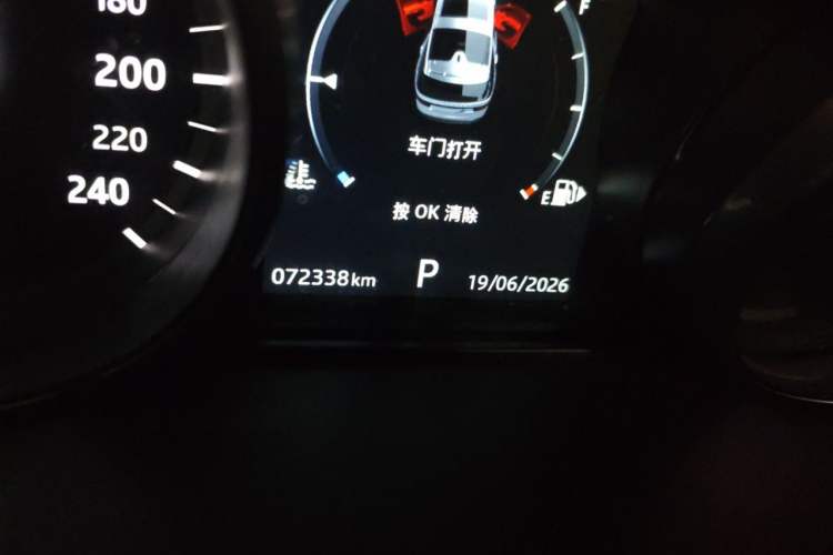 Used Land Rover Discovery  Odometer Close Up