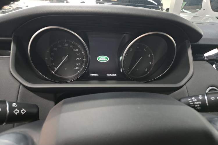 Used Land Rover Discovery 2018 3.0 SC V6 SE Odometer Close Up