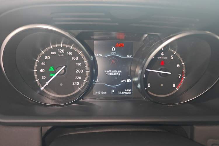 Used Land Rover Discovery 2018 2.0T SE Odometer Close Up