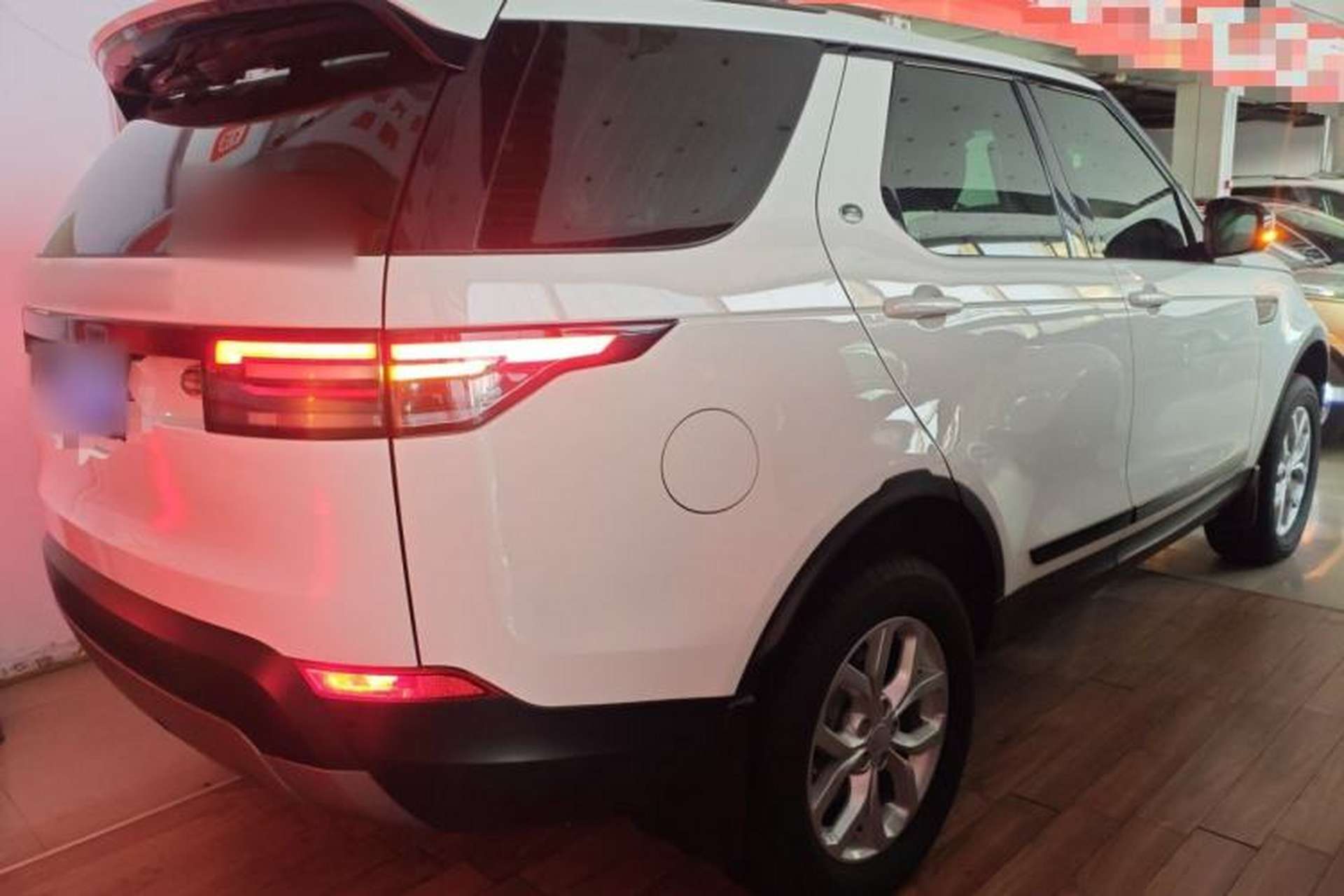 Used Land Rover Discovery 2018 5th Generation 2.0T SE Rear Right 45 Deg