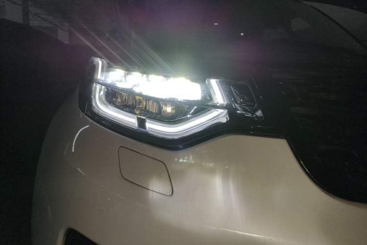 Used Land Rover Discovery 2018 3.0 SC V6 SE Right Front Headlight