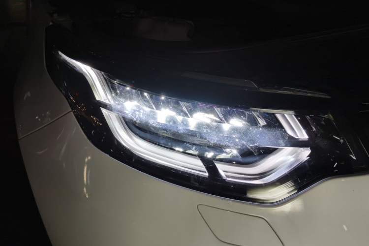 Used Land Rover Discovery 2018 2.0T SE Right Front Headlight