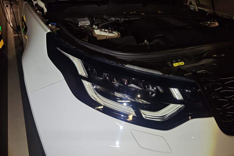 Used Land Rover Discovery 2018 3.0 SC V6 SE Right Front Headlight