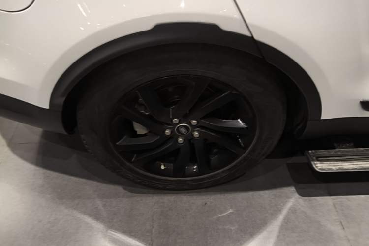 Used Land Rover Discovery 2018 2.0T Special Edition Right Rear Wheel Hub