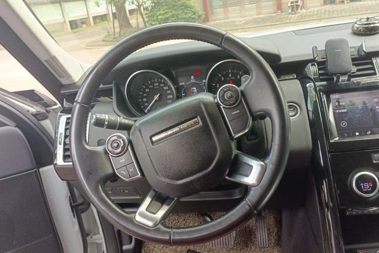 Used Land Rover Discovery 2018 3.0 SC V6 SE Steering Wheel
