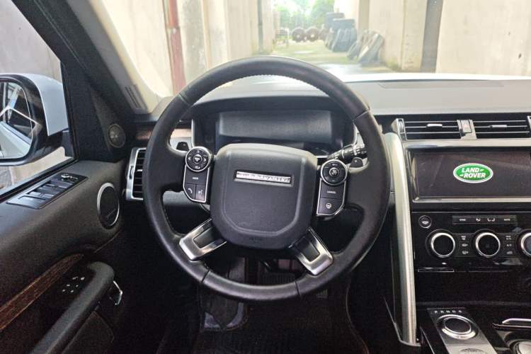 Used Land Rover Discovery 2018 3.0 SC V6 HSE Steering Wheel