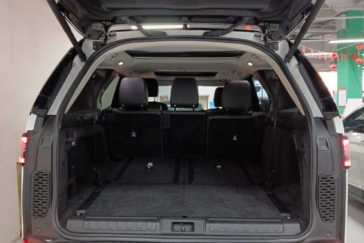 Used Land Rover Discovery 2018 3.0 SC V6 SE Trunk
