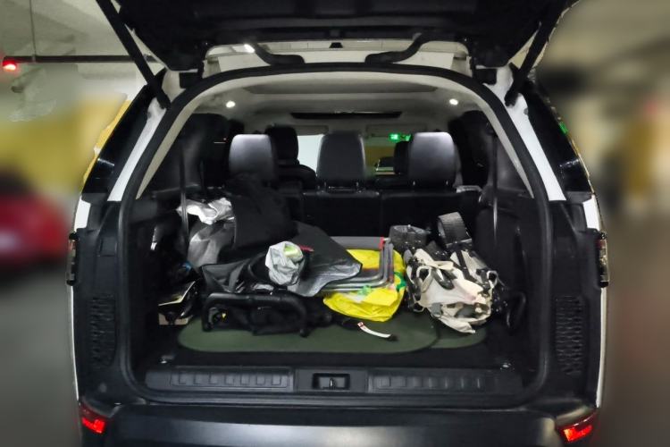 Used Land Rover Discovery 2018 2.0T SE Trunk