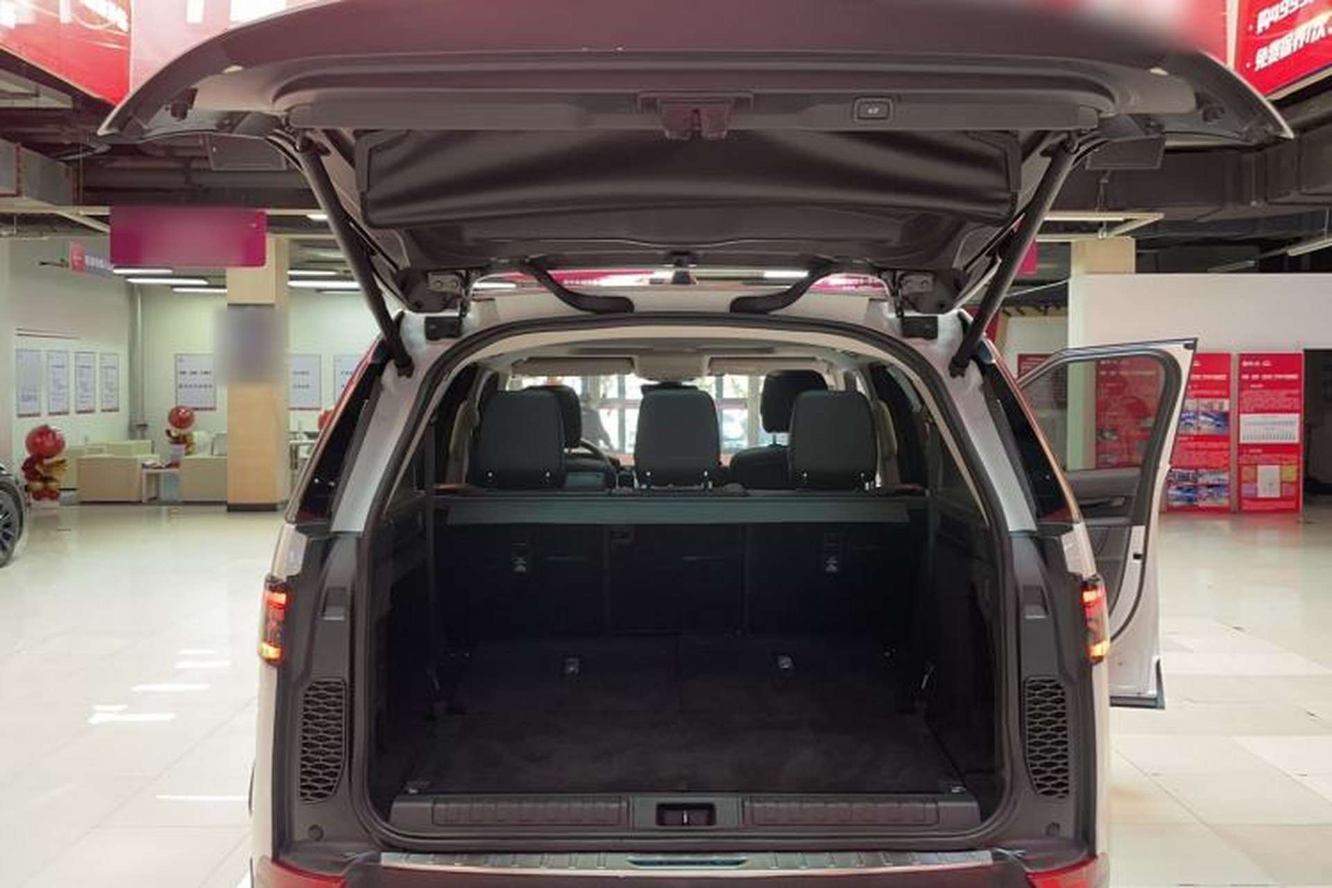 Used Land Rover Discovery 2018 3.0 SC V6 SE Trunk