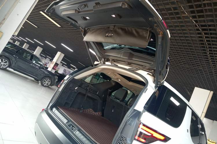 Used Land Rover Discovery 2018 2.0T SE Trunk