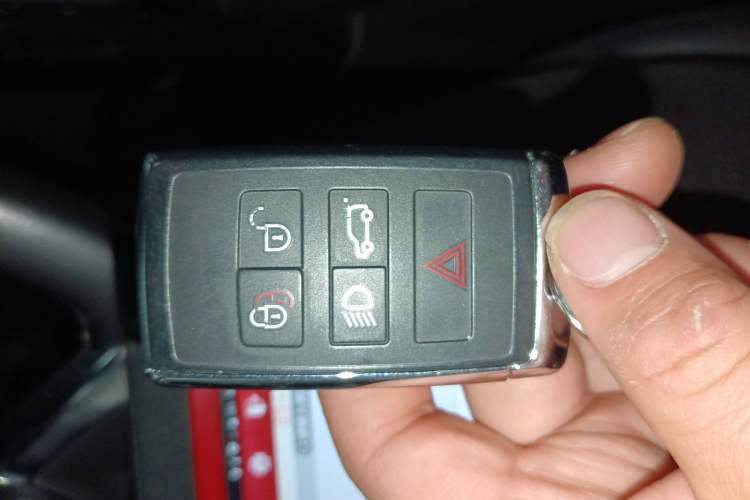 Used Land Rover Discovery 2018 3.0 SC V6 SE Vehicle Key