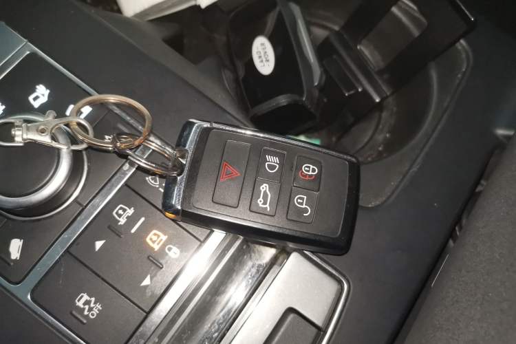 Used Land Rover Discovery 2018 3.0 SC V6 SE Vehicle Key