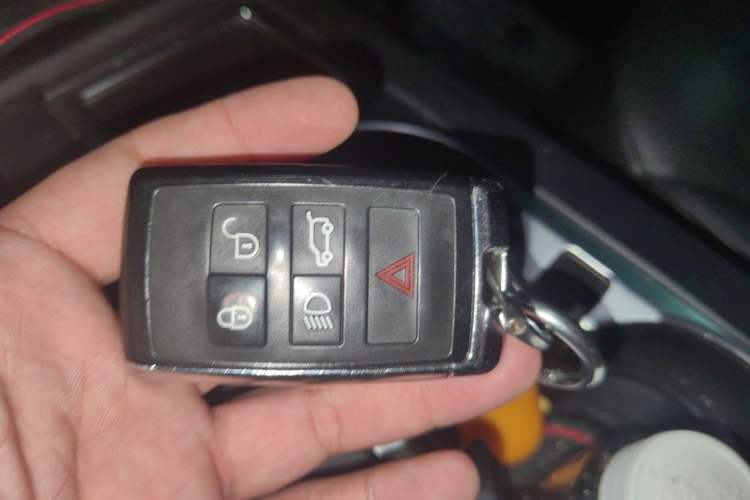 Used Land Rover Discovery 2018 3.0 SC V6 SE Vehicle Key