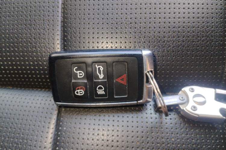 Used Land Rover Discovery 2018 3.0 SC V6 SE Vehicle Key