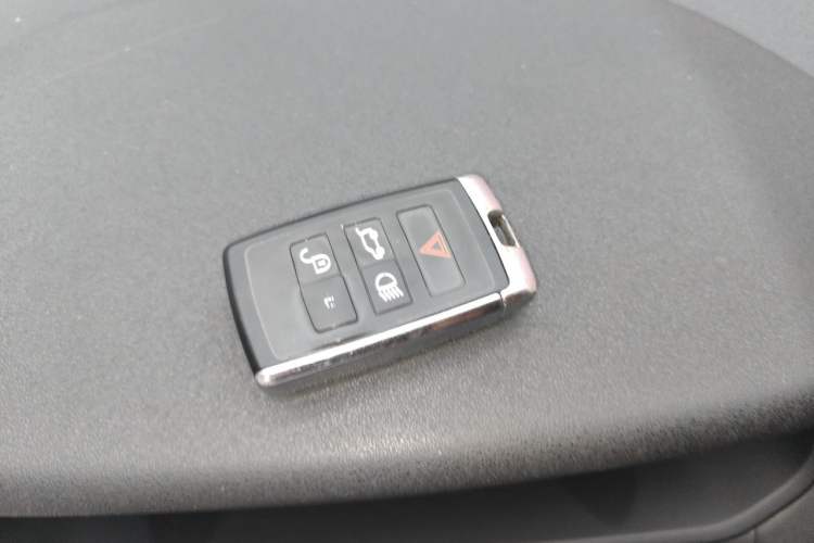 Used Land Rover Discovery 2018 3.0 SC V6 SE Vehicle Key