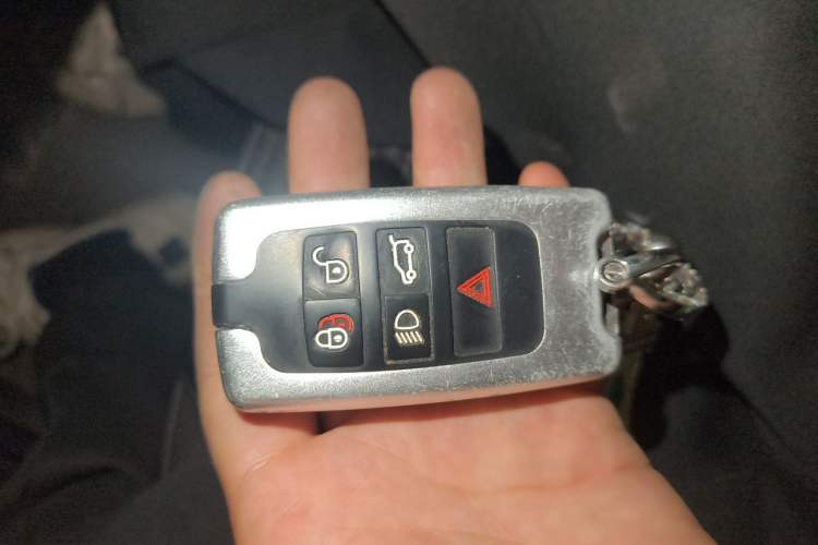 Used Land Rover Discovery 2018 3.0 SC V6 SE Vehicle Key
