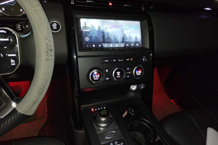 Used Land Rover Discovery 2019 2.0T SE Audio And AC Panel