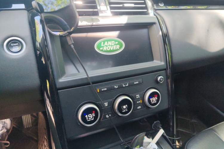 Used Land Rover Discovery 2019 3.0 SC V6 SE Audio And AC Panel