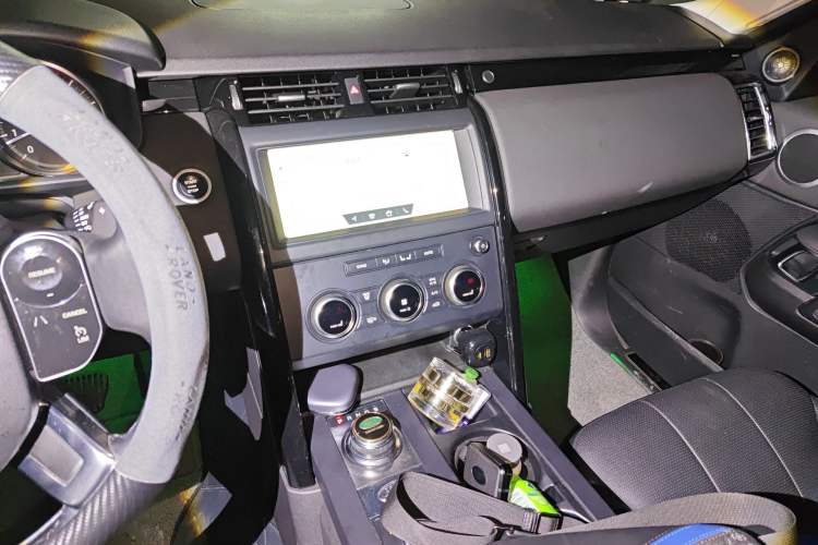 Used Land Rover Discovery 2019 2.0T SE Audio And AC Panel
