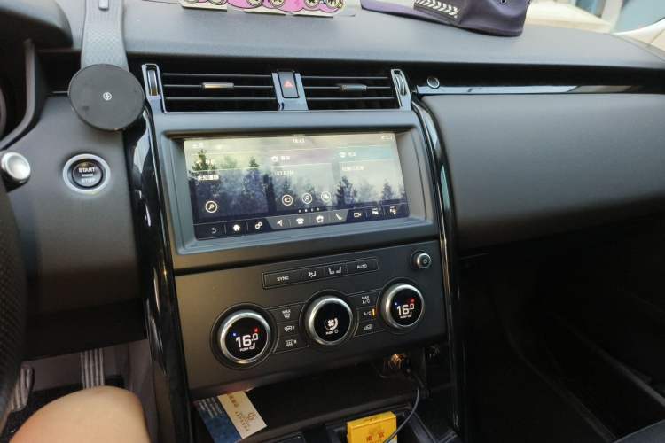 Used Land Rover Discovery 2019 3.0 SC V6 SE Audio And AC Panel