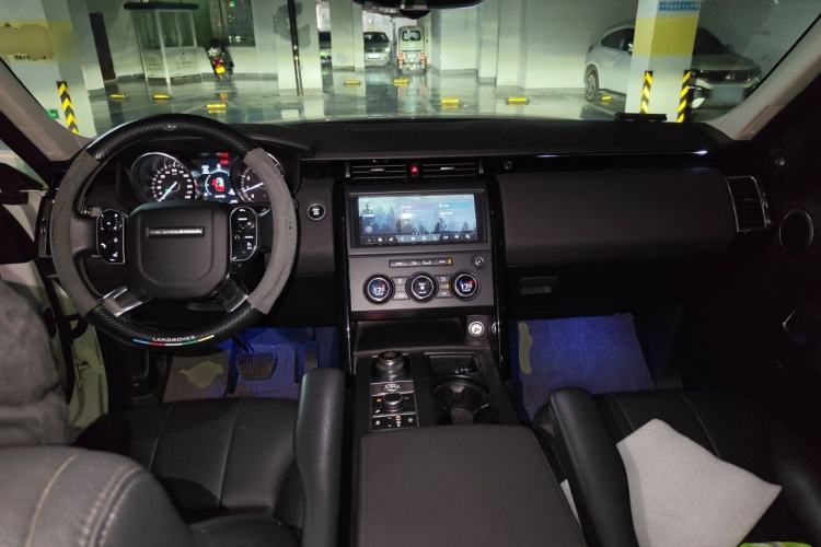 Used Land Rover Discovery 2019 2.0T SE Center Console
