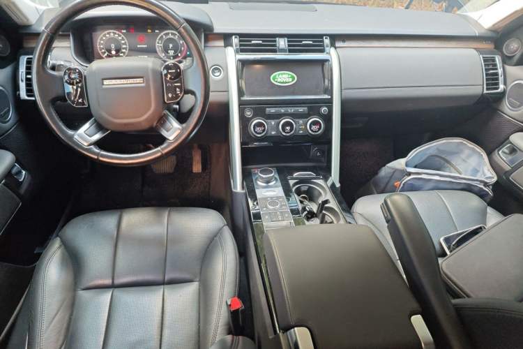 Used Land Rover Discovery 2019 3.0 SC V6 HSE Center Console