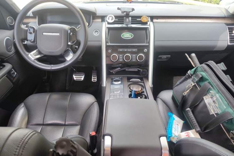 Used Land Rover Discovery 2019 2.0T HSE Center Console