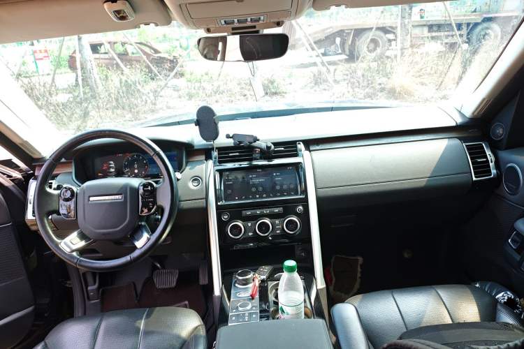 Used Land Rover Discovery 2019 3.0 SC V6 HSE Center Console