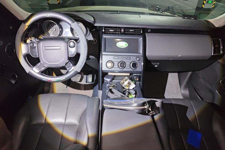 Used Land Rover Discovery 2019 2.0T SE Center Console