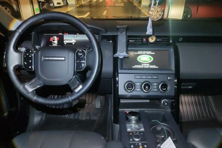 Used Land Rover Discovery 2019 2.0T SE Center Console