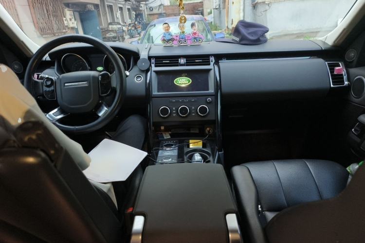 Used Land Rover Discovery 2019 3.0 SC V6 SE Center Console