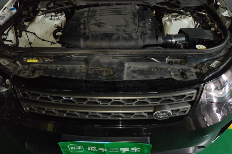Used Land Rover Discovery 2019 2.0T SE Engine Bay