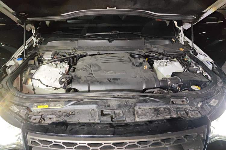 Used Land Rover Discovery 2019 2.0T SE Engine Bay