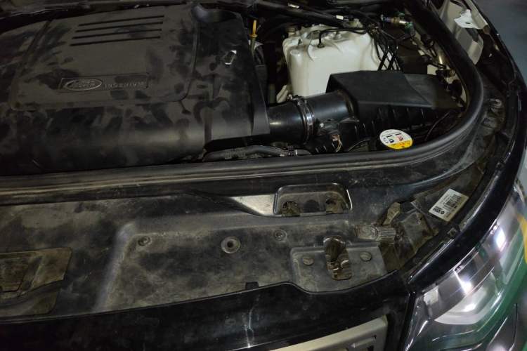 Used Land Rover Discovery 2019 2.0T SE Engine Bay Left