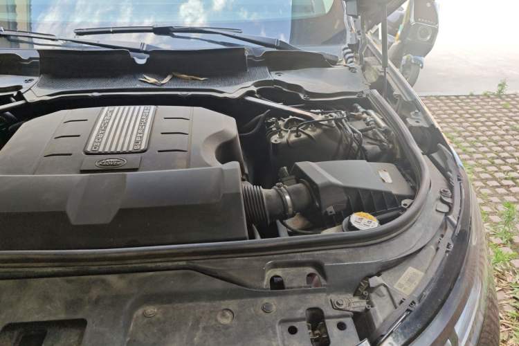 Used Land Rover Discovery 2019 3.0 SC V6 HSE Engine Bay Left