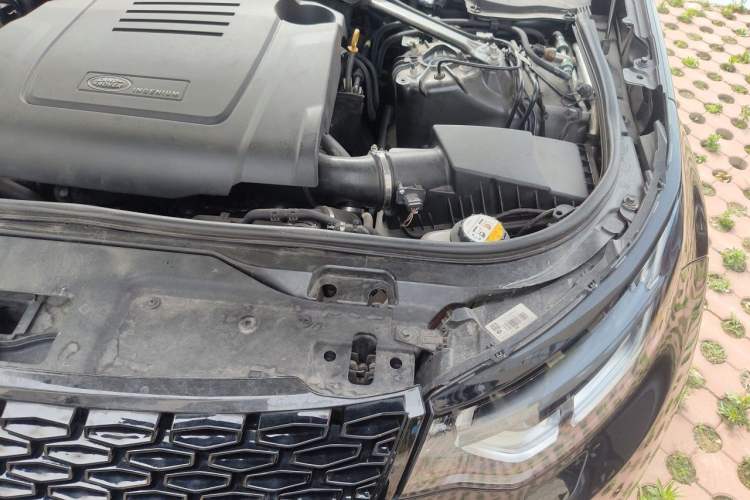 Used Land Rover Discovery 2019 2.0T HSE Engine Bay Left
