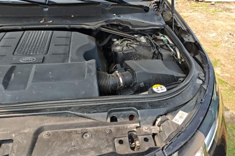 Used Land Rover Discovery 2019 3.0 SC V6 HSE Engine Bay Left