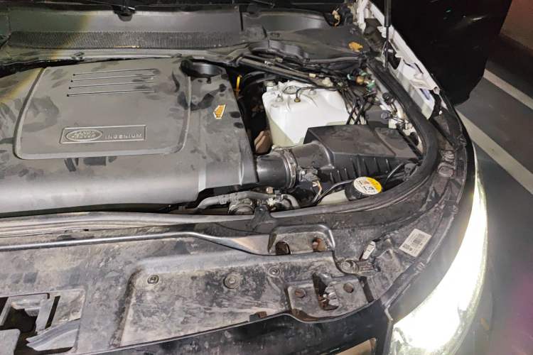 Used Land Rover Discovery 2019 2.0T SE Engine Bay Left