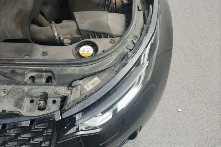 Used Land Rover Discovery 2019 2.0T HSE Engine Bay Left