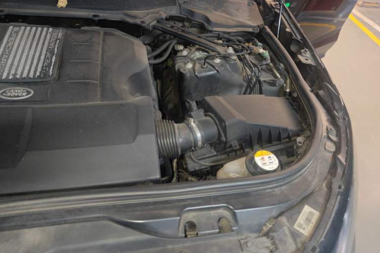 Used Land Rover Discovery 2019 3.0 SC V6 SE Engine Bay Left