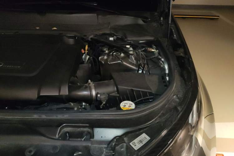 Used Land Rover Discovery 2019 2.0T SE Engine Bay Left