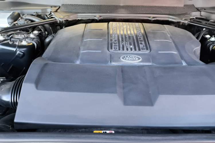 Used Land Rover Discovery 2019 3.0 SC V6 SE Engine Bay