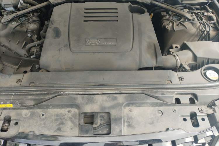Used Land Rover Discovery 2019 2.0T HSE Engine Bay
