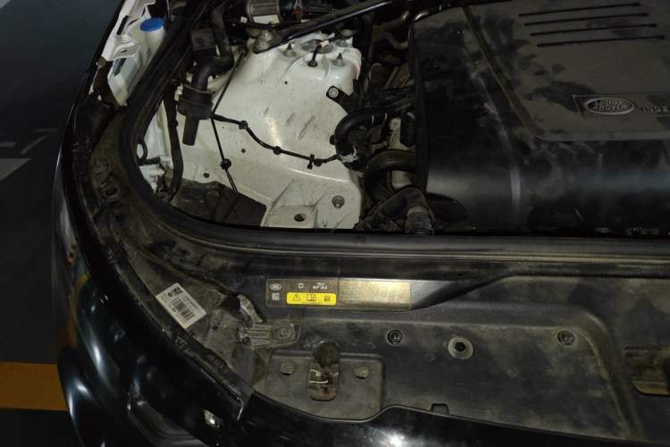 Used Land Rover Discovery 2019 2.0T SE Engine Bay Right
