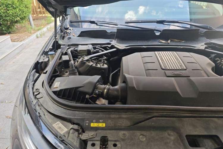 Used Land Rover Discovery 2019 3.0 SC V6 HSE Engine Bay Right