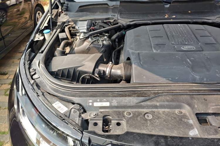 Used Land Rover Discovery 2019 3.0 SC V6 HSE Engine Bay Right