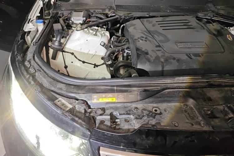 Used Land Rover Discovery 2019 2.0T SE Engine Bay Right