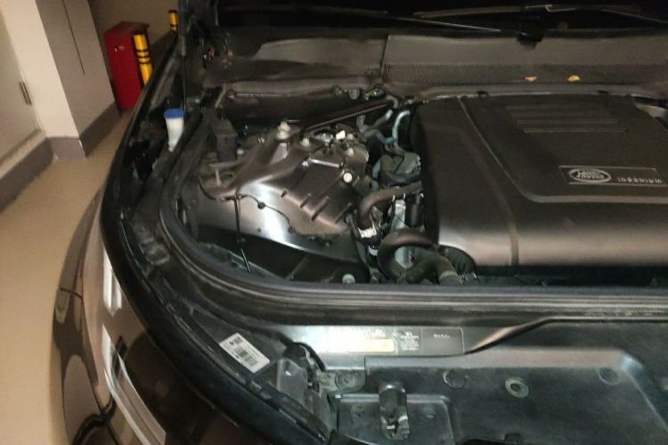 Used Land Rover Discovery 2019 2.0T SE Engine Bay Right